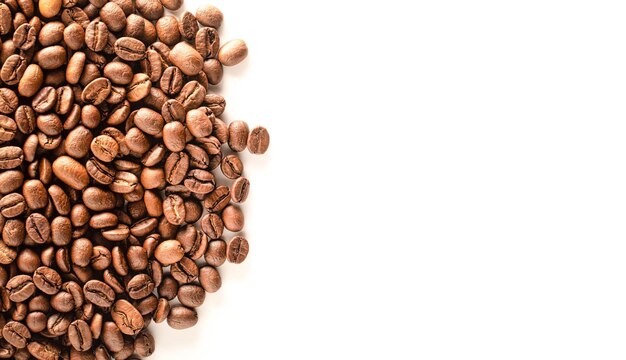 Os grãos de café inicialmente cobrem o fundo branco Vista de cima Produto de alta qualidade