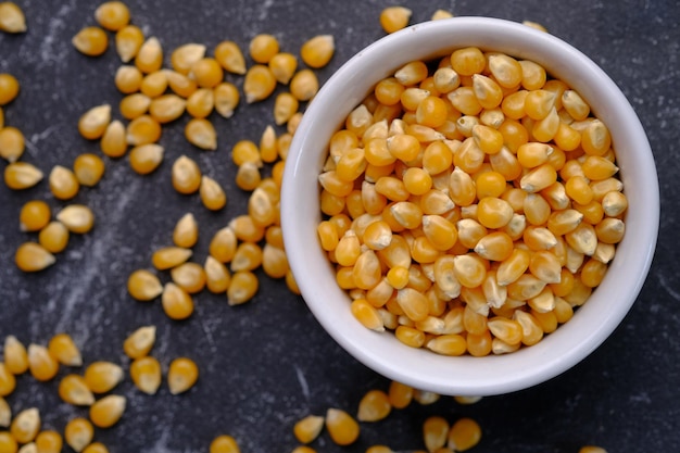 Os grãos de milho são os frutos do milho. Zé Mays. ingredientes da pipoca. carboidrato. milho cru.