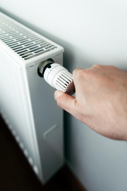 Foto os homens entregam o aquecimento do controlador de temperatura da bateria de perto