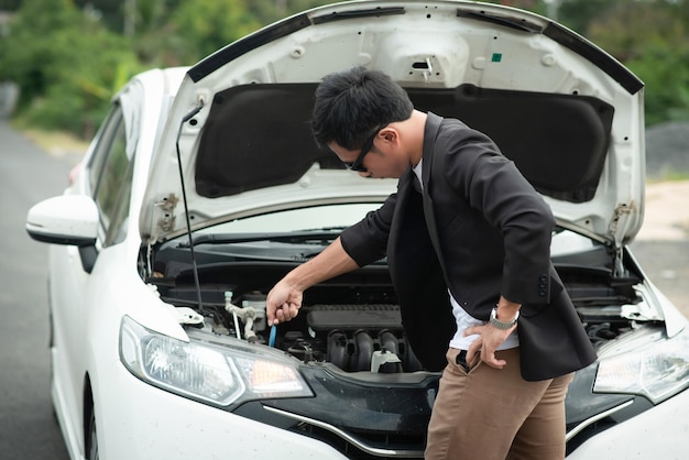 Os homens estão estressados com carros