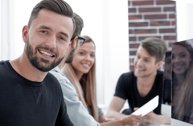 Os homens estão sorrindo durante as férias perto do centro de escritórios moderno Retrato do estilo de vida do jovem empresário Tecnologia e conceito de comunicação online