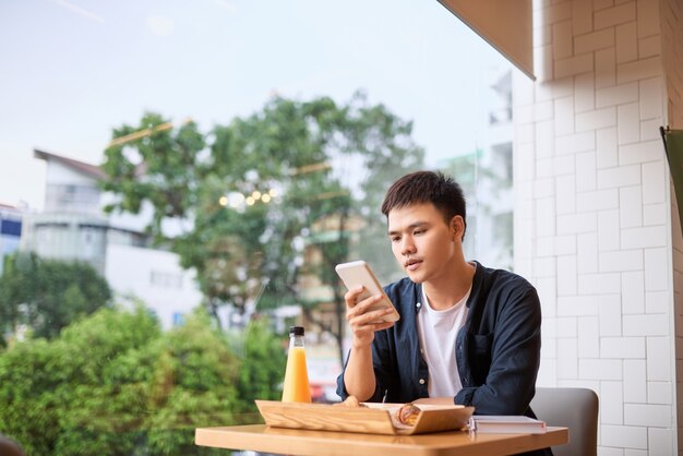 Os homens usam o telefone na hora do chá, usando o telefone móvel inteligente, estilo de vida da internet das coisas com comunicação sem fio e internet com smartphone.