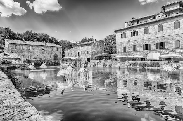 Os icônicos banhos termais medievais, principal ponto de referência e pontos turísticos na cidade de Bagno Vignoni, província de Siena, Toscana, Itália