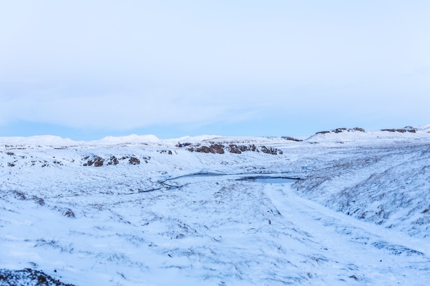 Os incríveis campos e planícies da Islândia no inverno. O chão está coberto de neve. Grandes espaços. A beleza da natureza no inverno.