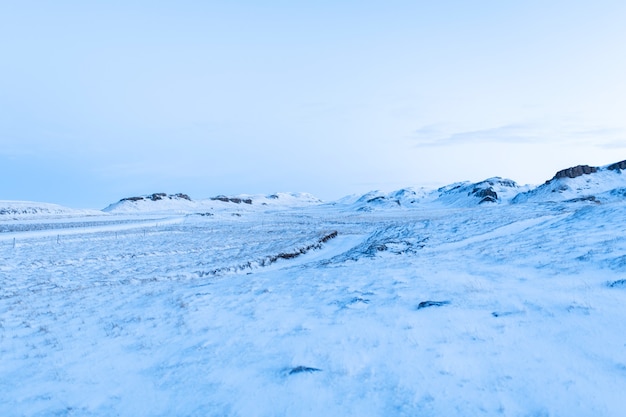 Os incríveis campos e planícies da islândia no inverno.