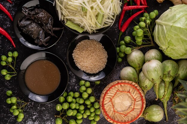 Foto os ingredientes da salada de papaia incluem a papaia