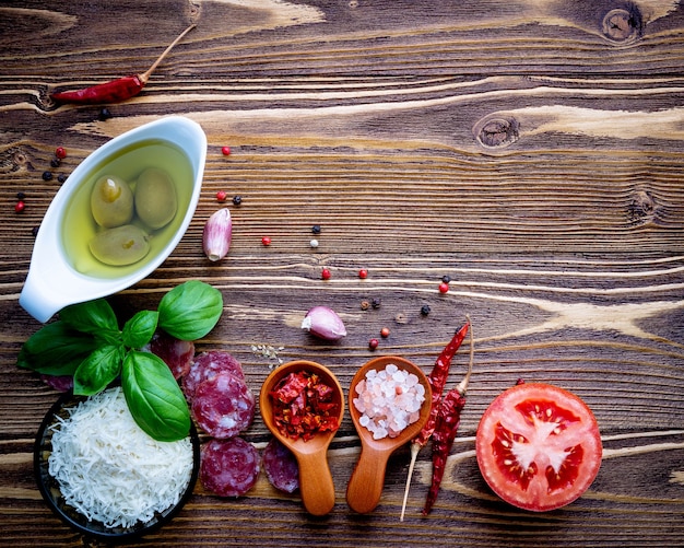 Os ingredientes para uma pizza caseira