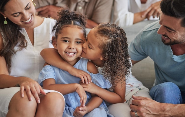 Foto os irmãos amam a família e se beijam com as crianças compartilhando um vínculo especial de irmã enquanto estão em casa com a mãe e o pai para se relacionar e relaxar crianças ou amigos latinos felizes sentados com pais de homem e pai