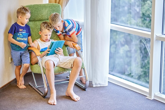 Os irmãos dos meninos passam o tempo jogando jogos interessantes no tablet juntos