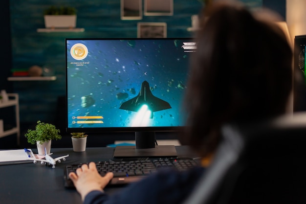 Os jogadores digitais que jogam jogos esport para tour virtual usam equipamentos de jogos profissionais. Streaming do Pro player em novos gráficos de videogame on-line de computador poderoso usando a palavra-chave RGB