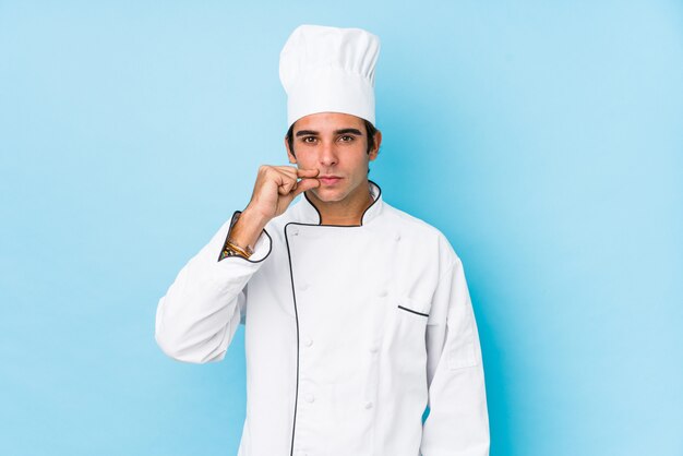 Os jovens cozinham o homem isolado com os dedos nos bordos que mantêm um segredo.