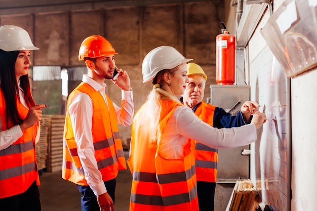 Os jovens engenheiros estão praticando na fábrica