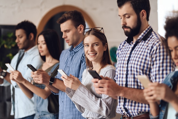 Os jovens estão em consonância com os telefones móveis.