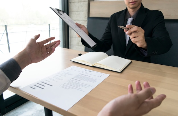 Foto os jovens estão sendo entrevistados pelos empregadores.