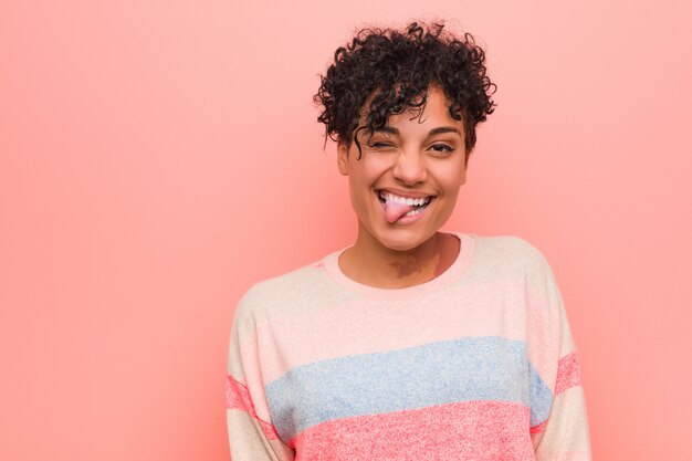 Foto os jovens misturaram a mulher afro-americano do adolescente engraçada e amigável saindo da língua.