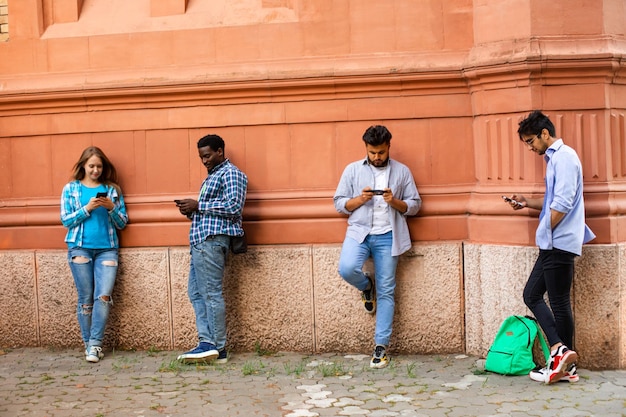 Os jovens multiétnicos têm transmissão ao vivo na cidade