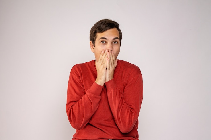 Foto os jovens surpreenderam o homem na camisola vermelha que shouting wow.