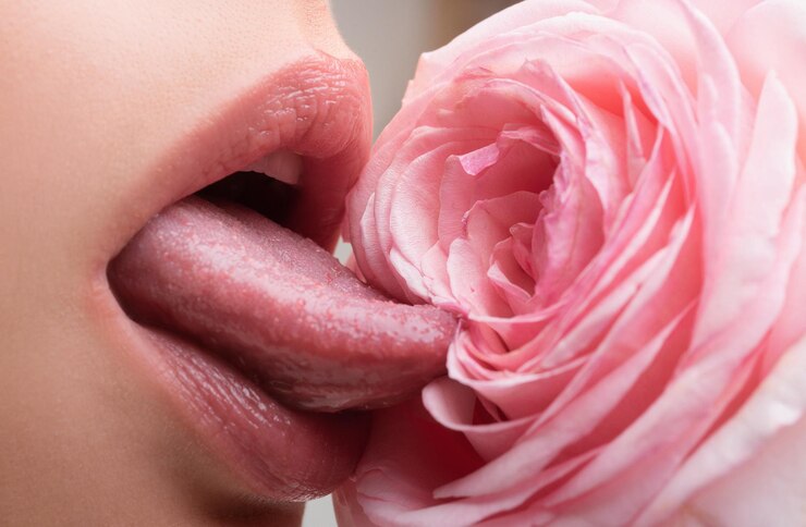 Foto os lábios com batom em close-up os lábios de mulher bonita com rosa a rapariga com o símbolo da vagina da língua