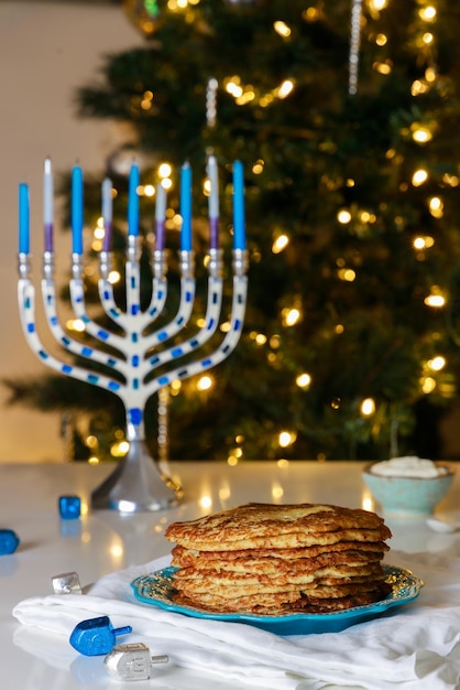 Os latkes de batata crocante servidos durante o Hanukkah são uma comida tradicional judaica