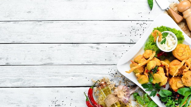 Os legumes são fritos Pratos do restaurante Vista superior Espaço livre para o seu texto