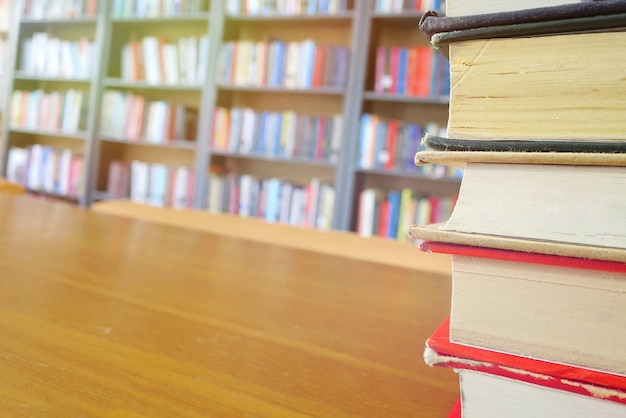 Os livros antigos sobre a mesa de madeira na biblioteca.