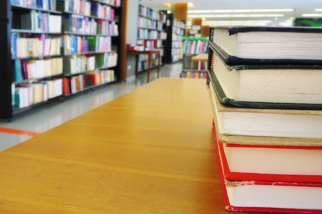 Os livros antigos sobre a mesa de madeira na biblioteca.