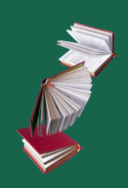 Os livros redbound voam em um fundo verde