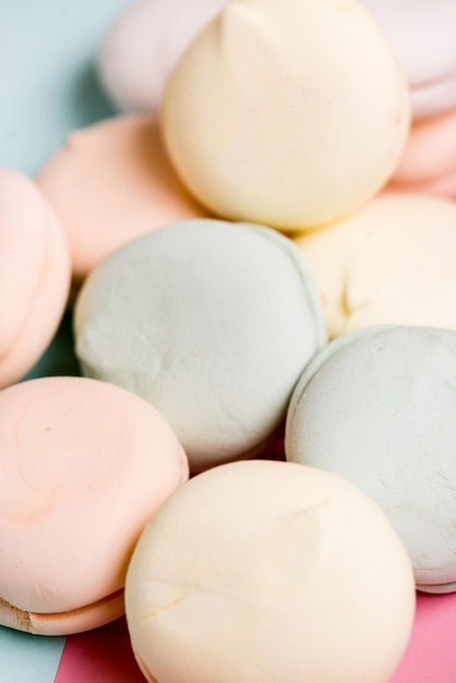 Os marshmallows doces do zéfiro da sobremesa fecham-se acima. grande zéfiro em tons pastel. fotografia de alimentos.