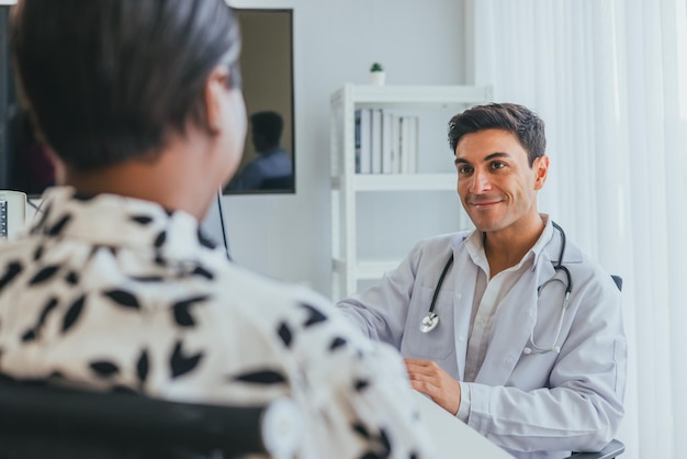 Foto os médicos conversam com os pacientes para perguntar sobre as doenças para tratamento no hospital