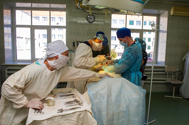 Foto os médicos realizam uma operação na sala de cirurgia