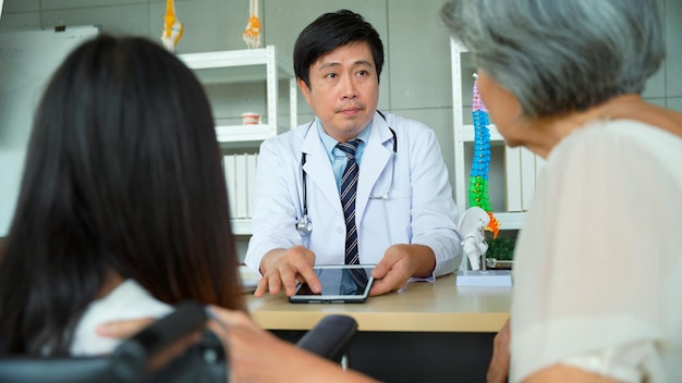 Foto os médicos recomendam pacientes do tablet