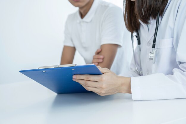 Os médicos relatam os resultados dos exames de saúde e recomendam medicamentos aos pacientes.