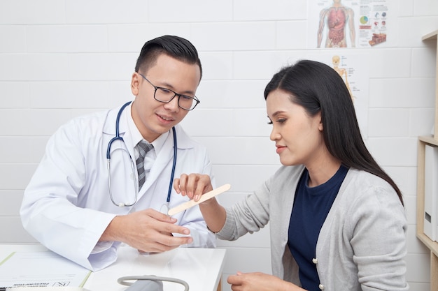 Os médicos tratam pacientes com cuidado.