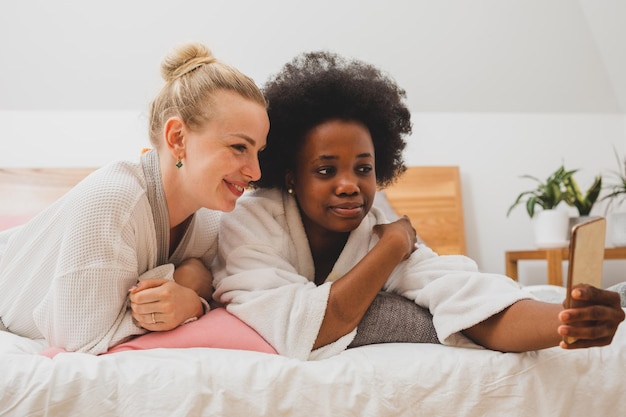 Os melhores amigos estão tirando selfies no spa