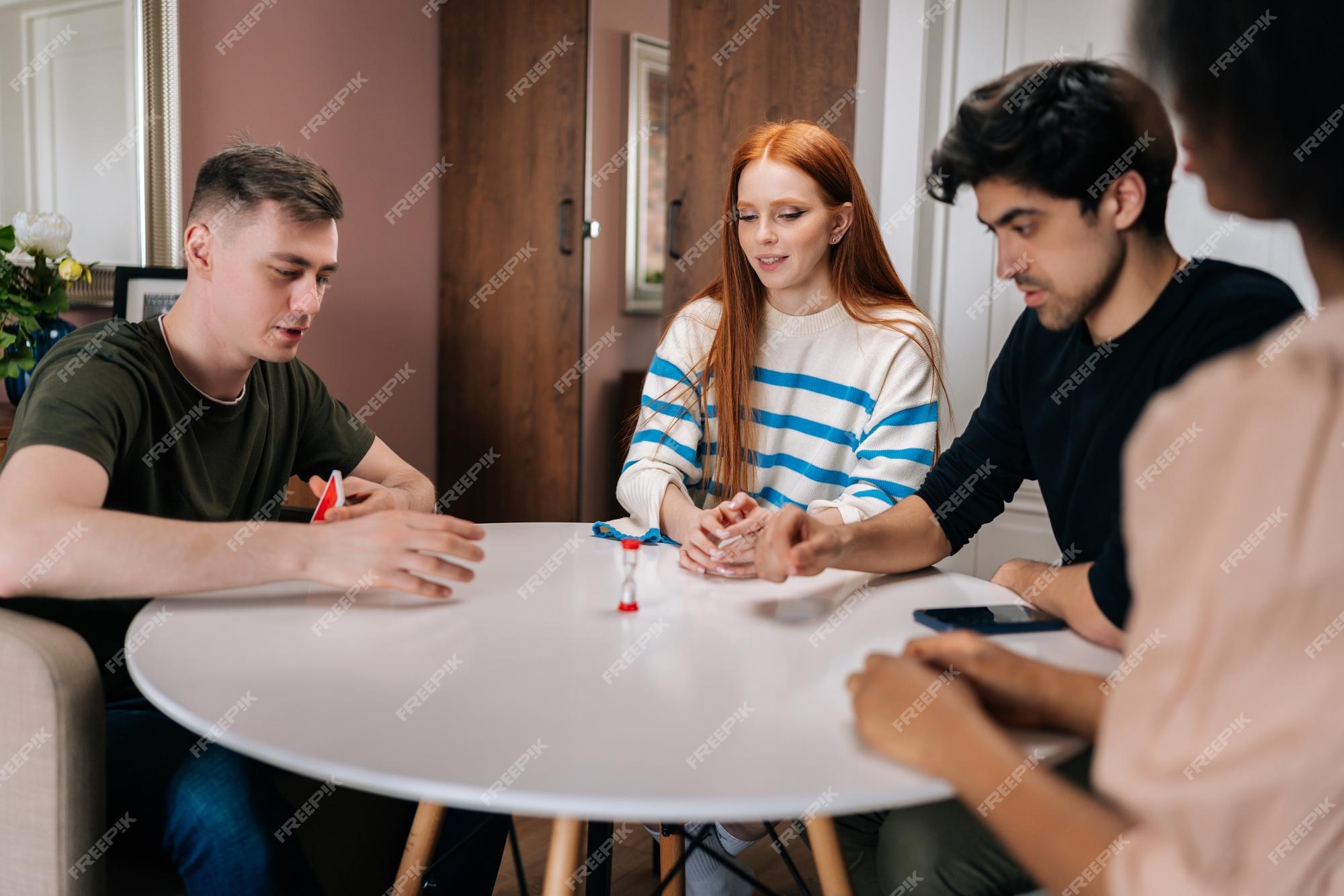 Pessoas alegres desfrutando de jogo de cartas com táticas e dados, jogando jogos  de tabuleiro junto com estratégia e cooperação. jovens amigos se divertindo  com o jogo, bebendo cerveja. fechar-se.