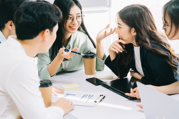 Os membros da equipe de negócios estão discutindo os planos do próximo mês juntos