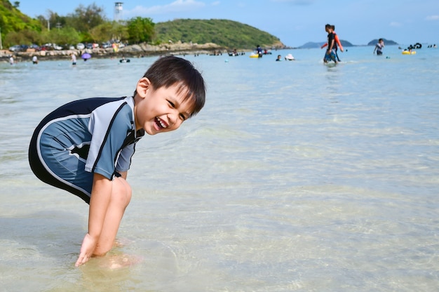 Os meninos estão felizes e divertidos ao ver o oceano pela primeira vez.