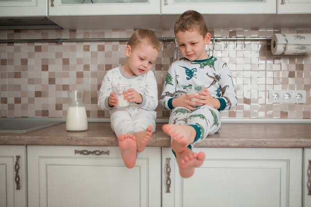 Os meninos têm café da manhã na cozinha