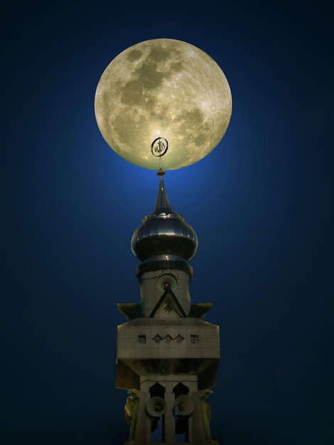 Foto os minaretes ao fundo da lua cheia