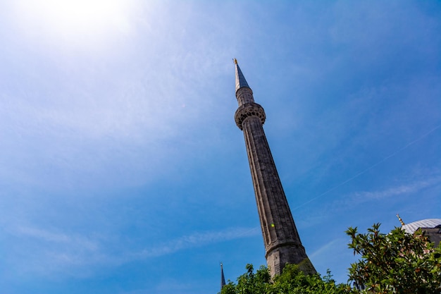 Os minaretes da mesquita contra o céu azul claro em um dia ensolarado de verão