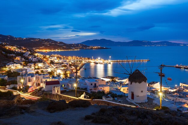 Os moinhos de vento de Mykonos são uma característica icônica da ilha grega de Mykonos. A ilha é uma das ilhas Cíclades no Mar Egeu, na Grécia.