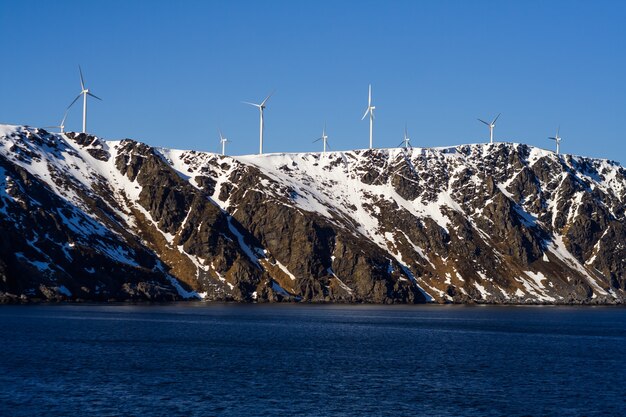 Os moinhos de vento são instalados ao longo do oceano. energia eólica na noruega.