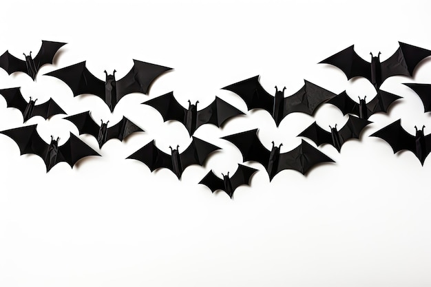 Os morcegos de papel preto do tema Halloween voam no pano de fundo branco