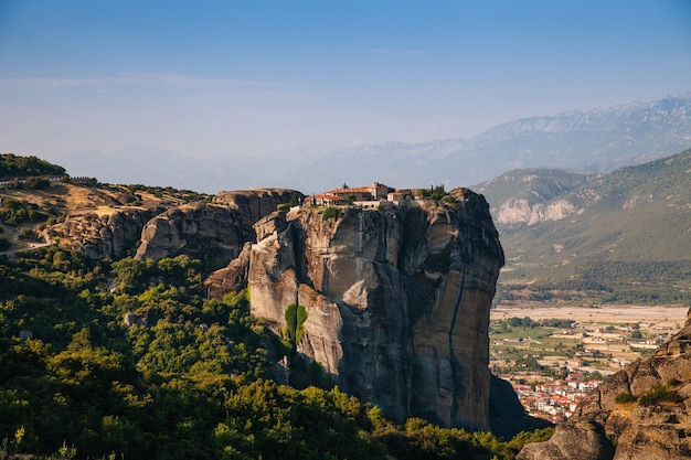 Os mosteiros de Meteora são os maiores e mais importantes complexos de mosteiros ortodoxos gregos na Grécia