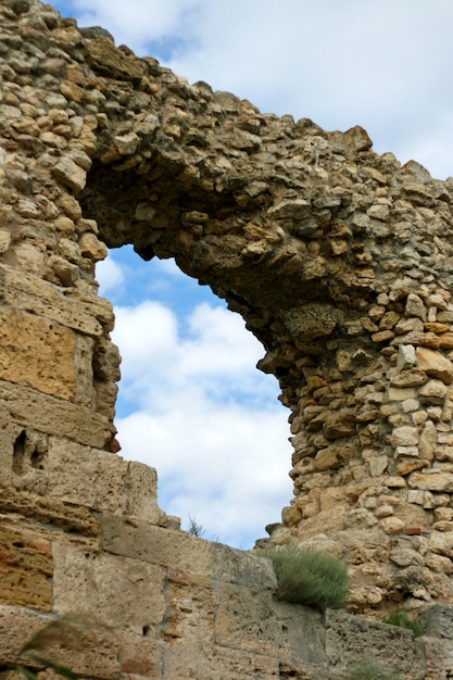 Foto os muros da antiga cidade de alvenaria. escavações da cidade velha