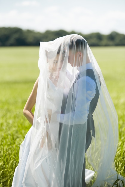 Os noivos se abraçam ternamente no dia do casamento