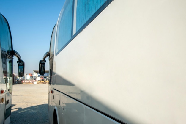 Os ônibus de deslocamento de passageiros estão em uma fileira em um canteiro de obras