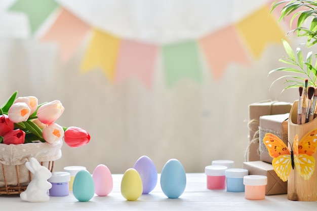 Os ovos pintados com tinta pastel estão na mesa cartão de páscoa decoração de páscoa