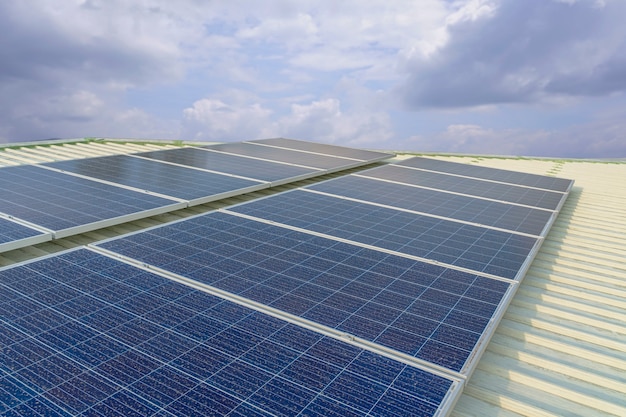 Os painéis de células solares instalados no telhado de um grande edifício estão cheios de sujeira e poeira.