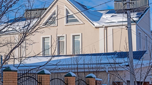 Os painéis solares estão localizados em duas encostas do telhado incorretamente instaladas cobertas de neve e à sombra
